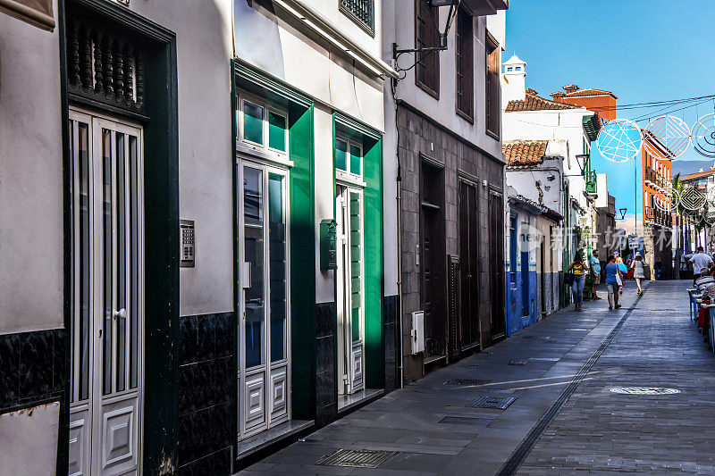 西班牙特内里费岛的Puerto de la Cruz街头摊贩的门